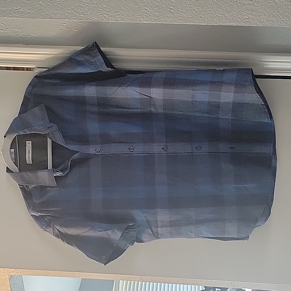 2 Calvin Klein short slee e button up shirt - Picture 3 of 8